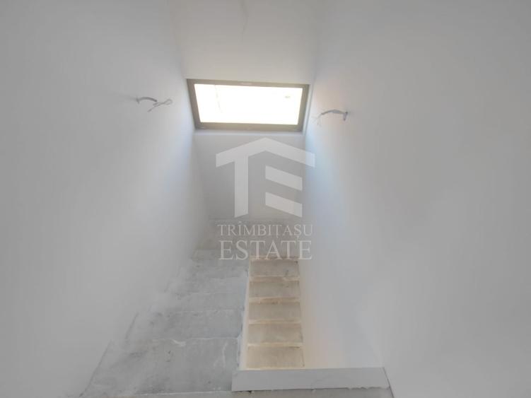 Casă individuală cu 5 camere cu Piscina în Est