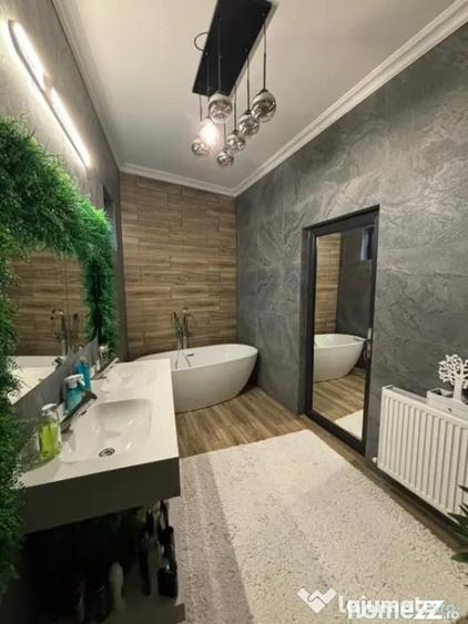 Casă cu 7 camere cu Teren 715 Mp în Central