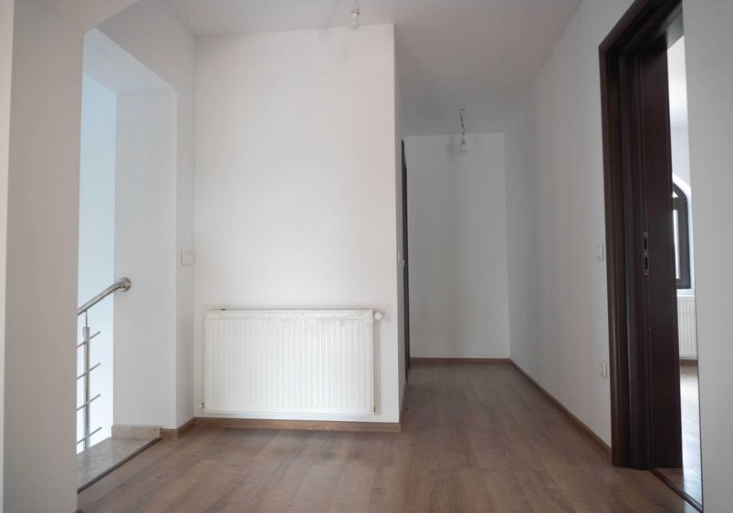 Casă cu 4 camere în Păulești