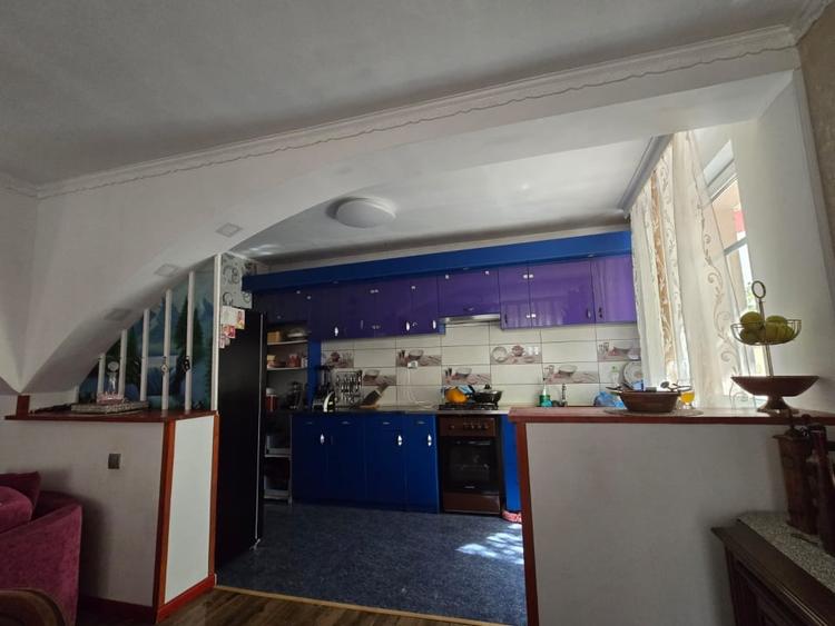 Casă individuală cu 8 camere cu Canalizare în Lascăr Catargiu