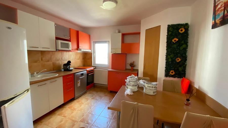 Apartament cu 3 camere decomandat în Plopilor