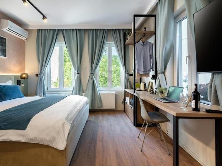 Casă cu 5 camere cu Teren 370 Mp în Romană