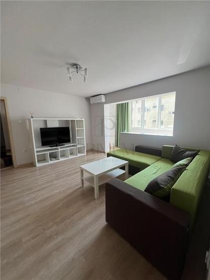 Apartament cu 3 camere semidecomandat în Girocului