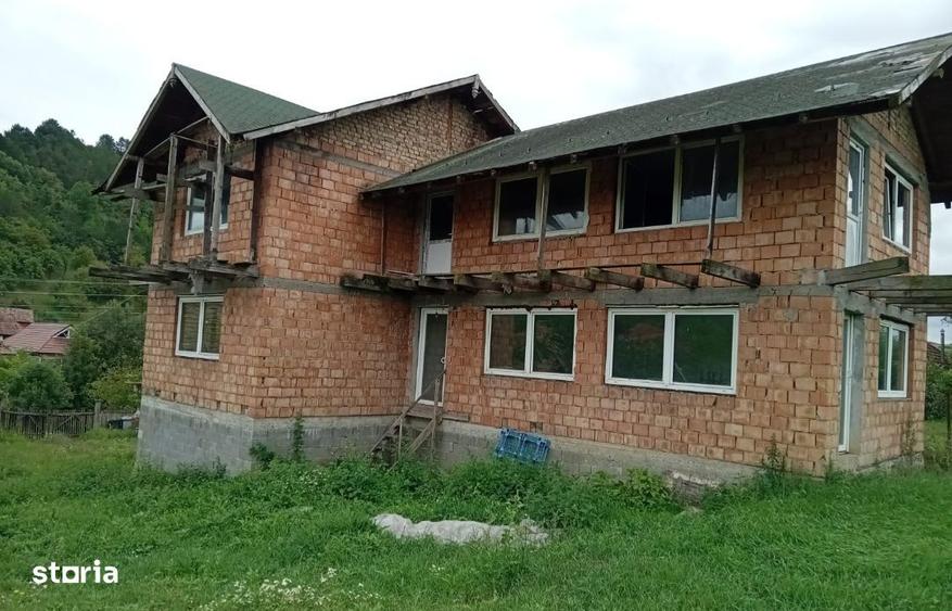Doua case amplasate pe un teren de 1398 mp ,Porumbeni - 3