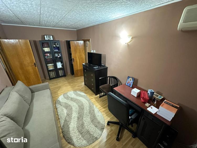 Apartament cu 4 camere decomandat în Nicolina