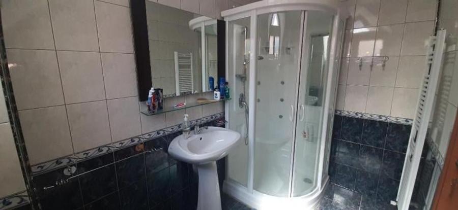 Casă individuală cu 7 camere cu Canalizare în Cabana Vânătorilor