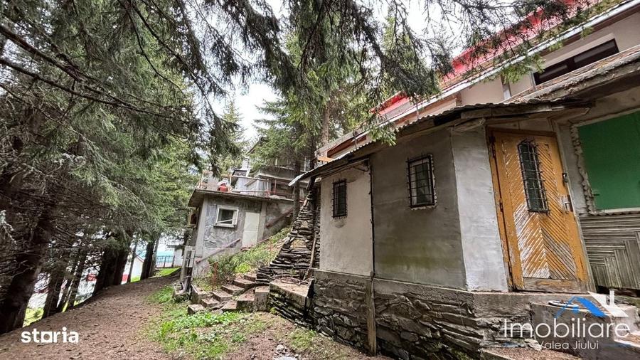 Casă cu 4 camere decomandat în Petros
