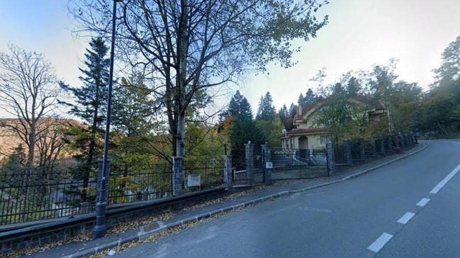 Casă individuală cu 9 camere cu Teren 1512 Mp în Central