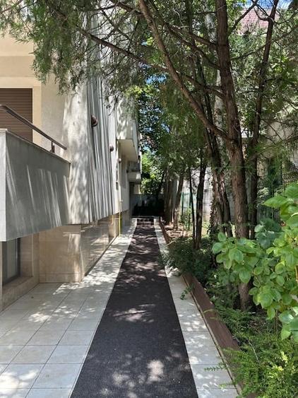 Apartament cu 4 camere semidecomandat în Capitale