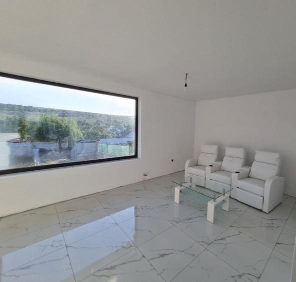 Casă cu 5 camere cu Teren 825 Mp în Muntenii de Sus