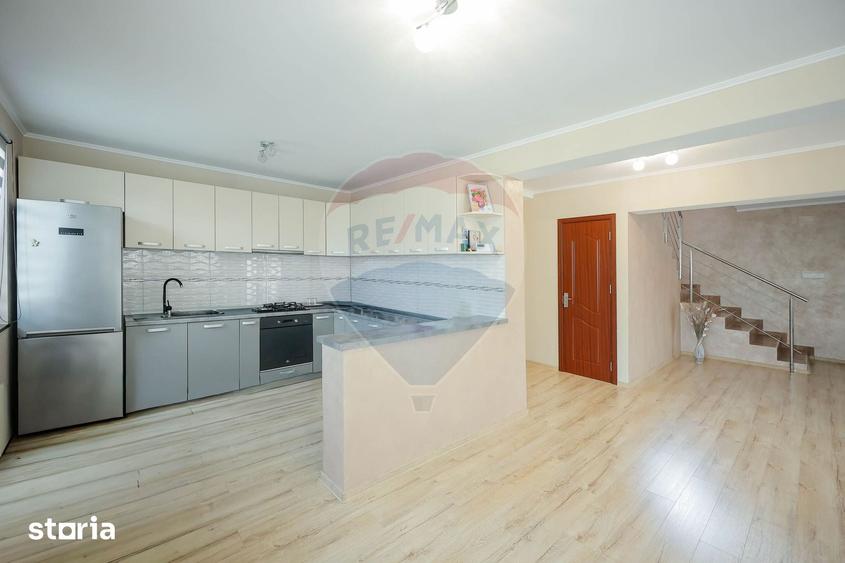 Casă cu 7 camere cu Teren 600 Mp în Sânmartin