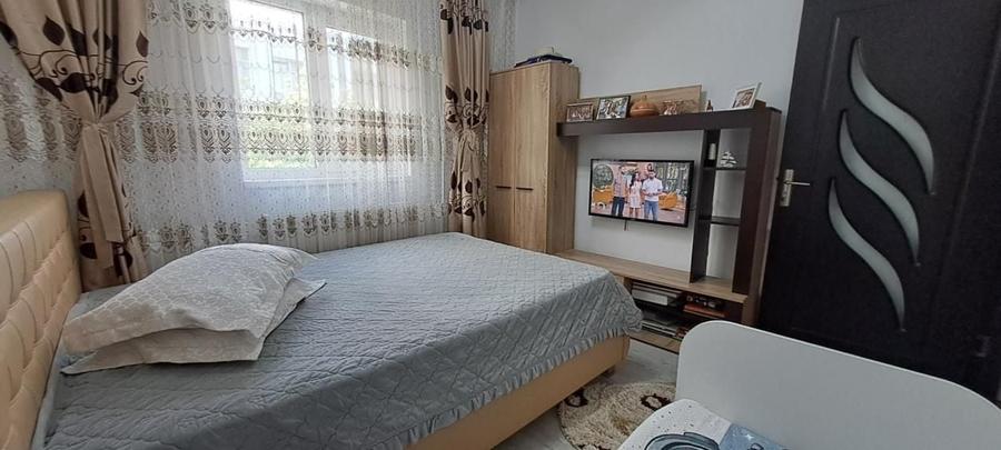 Apartament cu 3 camere semidecomandat, mobilat în Tătărași