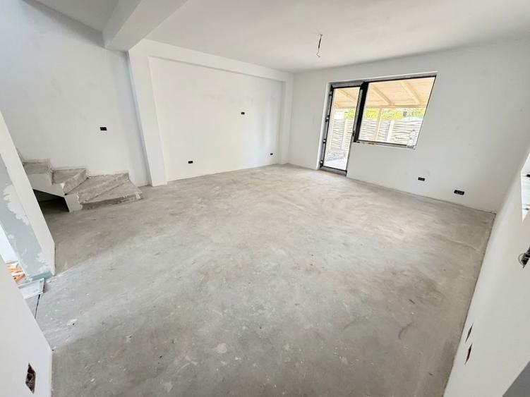 Duplex cu 4 camere cu Canalizare în Exterior Sud