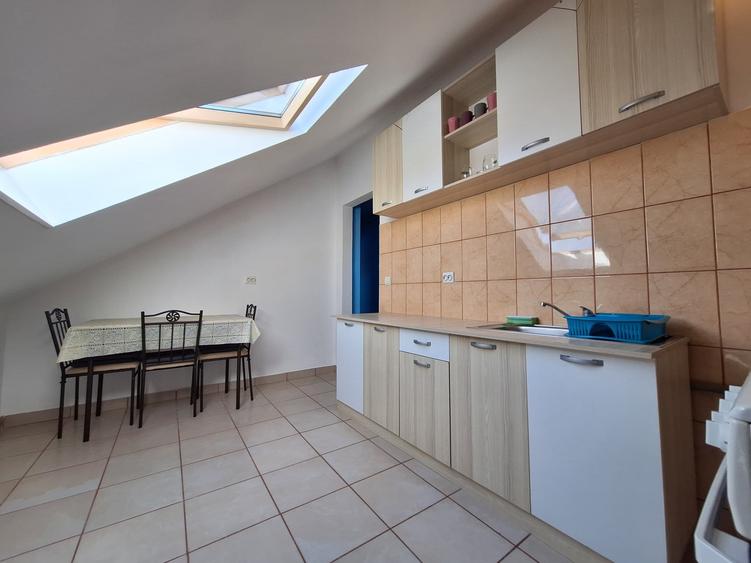 Apartament cu 2 camere semidecomandat, mobilat în Florești