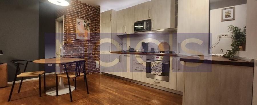 Apartament cu 3 camere semidecomandat, mobilat în P-ța Victoriei