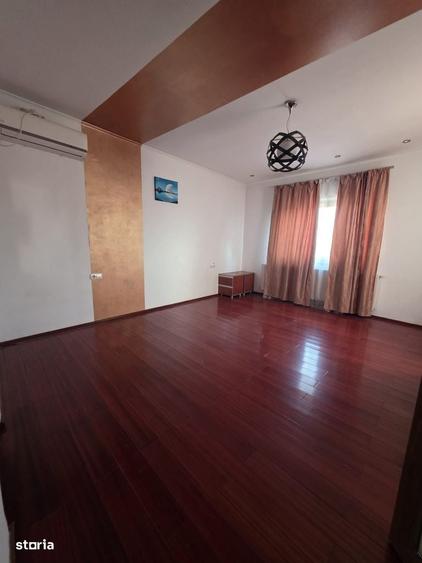 Casă cu 4 camere în Fundeni