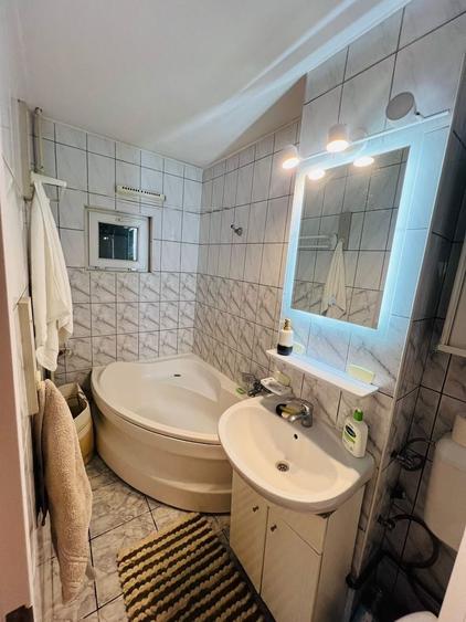 Apartament cu 2 camere decomandat în Tractorul