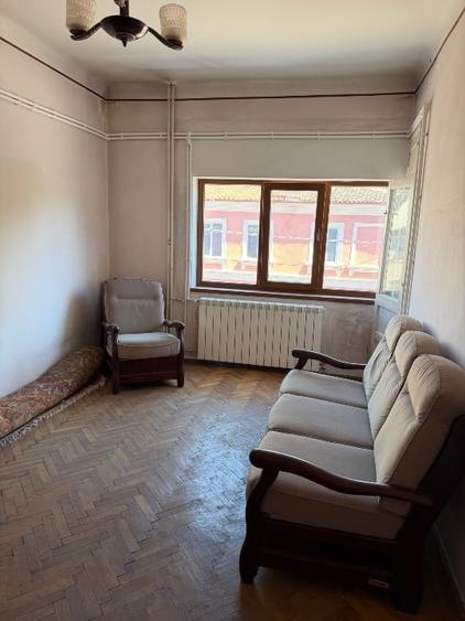 Apartament cu 3 camere decomandat, mobilat în Capitol