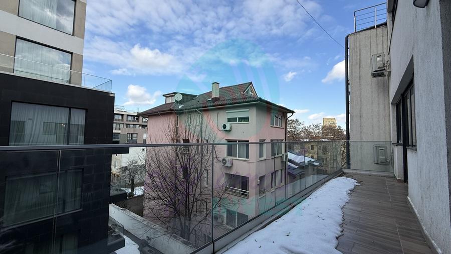 Apartament cu 3 camere semidecomandat în Polonă