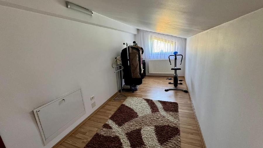 Casă individuală cu 6 camere cu Teren 600 Mp în Central