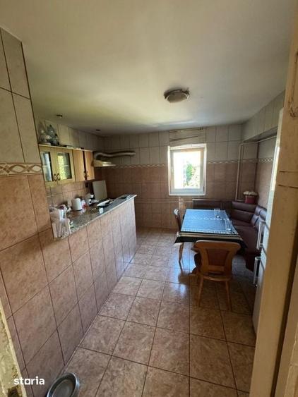 Apartament cu 3 camere decomandat în Craiovița Nouă