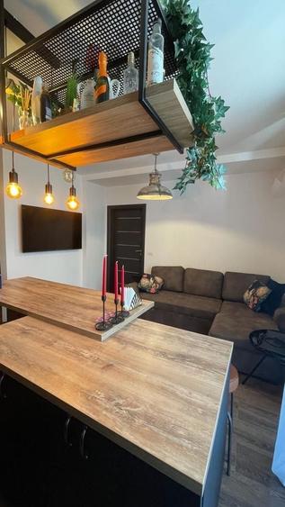 Apartament cu 3 camere semidecomandat, mobilat în Dumbrăvița