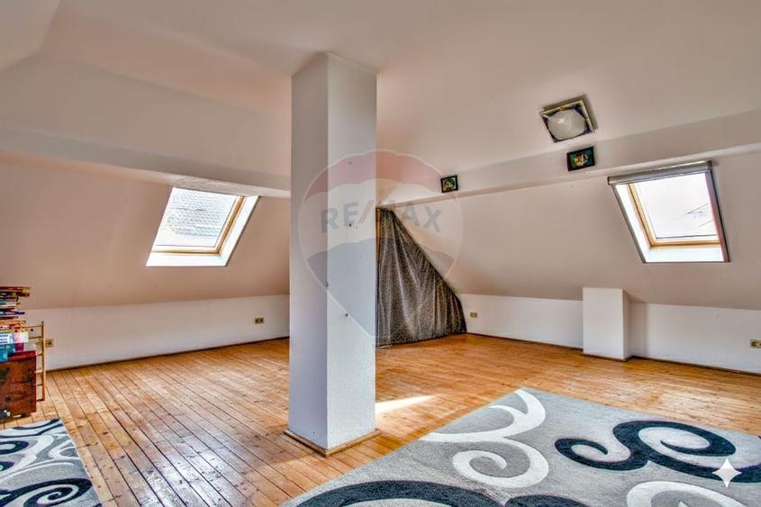 Casă cu 7 camere cu Teren 800 Mp în Central