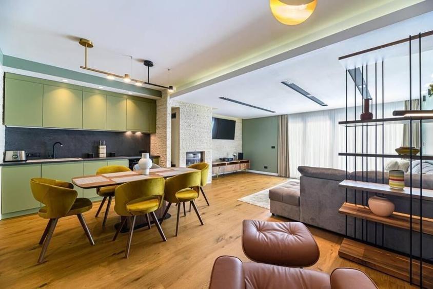 Apartament cu 3 camere decomandat, mobilat în Poiana Brașov
