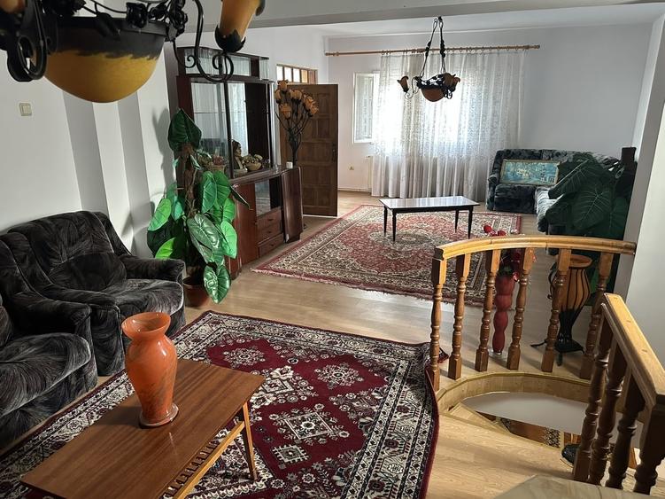 Casă cu 4 camere cu Teren 300 Mp în Central
