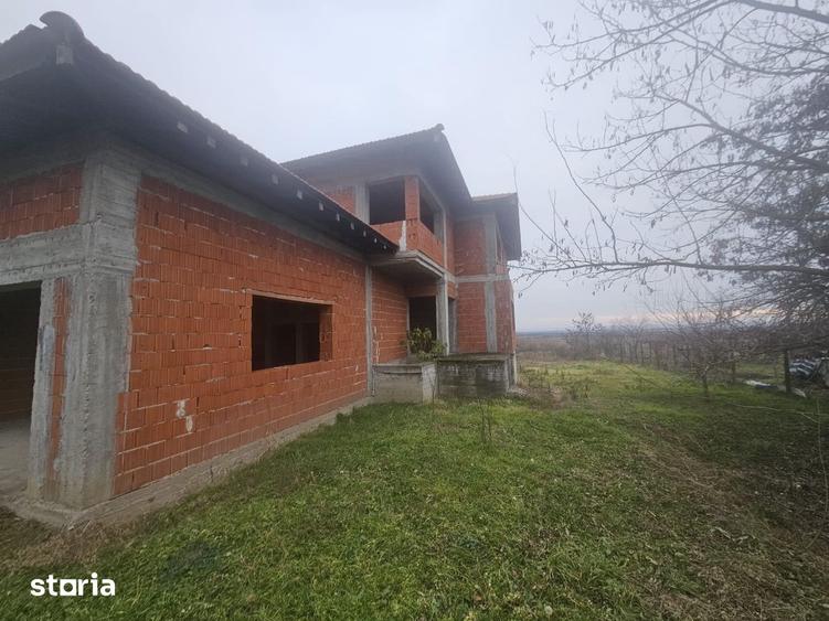 Casă cu 3 camere cu Teren 500 Mp în Roșiori