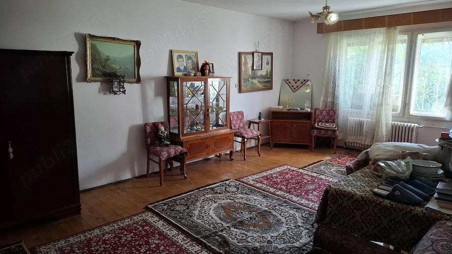 Casă cu 9 camere cu Teren 567 Mp în Central