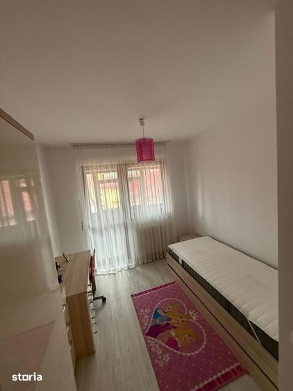 Apartament cu 3 camere decomandat, mobilat în Berceni