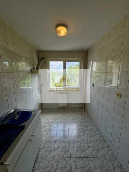 Apartament cu 3 camere semidecomandat în Alexandru Obregia