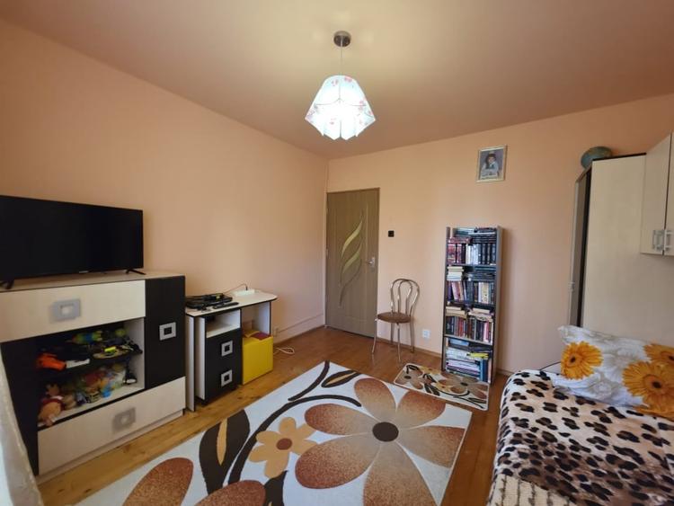 Apartament cu 3 camere decomandat, mobilat în Săsar