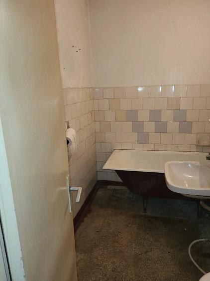 Apartament cu 3 camere semidecomandat în Republicii
