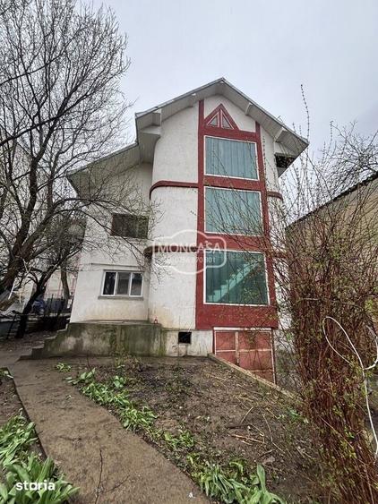 Casă cu 6 camere cu Teren 300 Mp în Central
