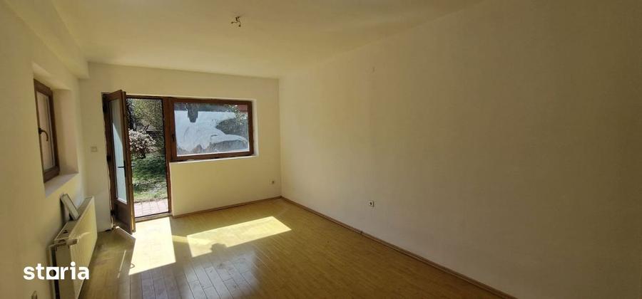 Casă cu 6 camere cu Canalizare în Trei Stejari