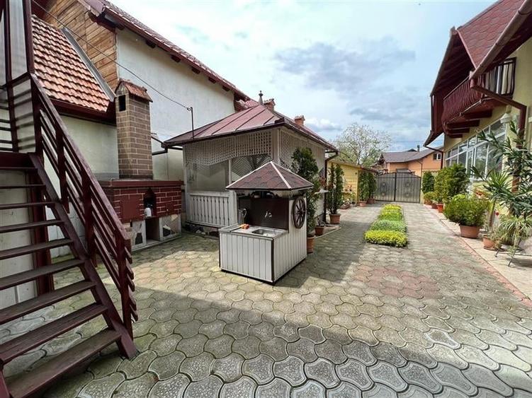 Casă individuală cu 10 camere cu Teren 700 Mp în Exterior Est
