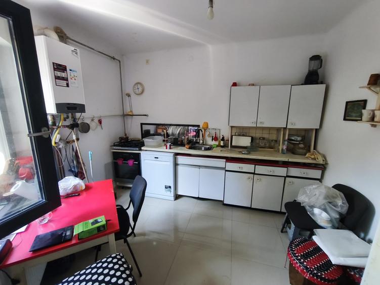 Casă cu 3 camere cu Canalizare în Central