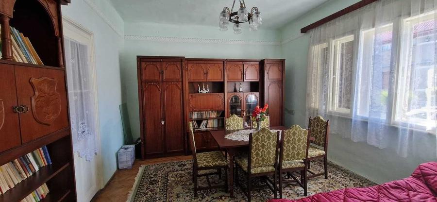Casă cu 4 camere în Central