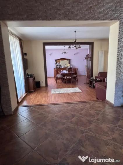 Casă cu 7 camere cu Teren 585 Mp în Lăpuș Argeș