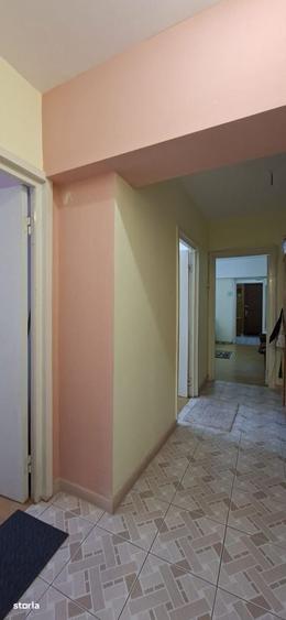 Apartament cu 3 camere semidecomandat în Mioriței