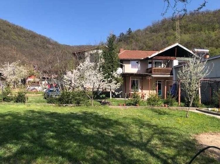 Casă cu 4 camere în Eșelnița