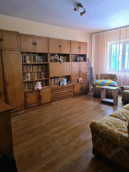 Apartament cu 3 camere decomandat în Brezoi