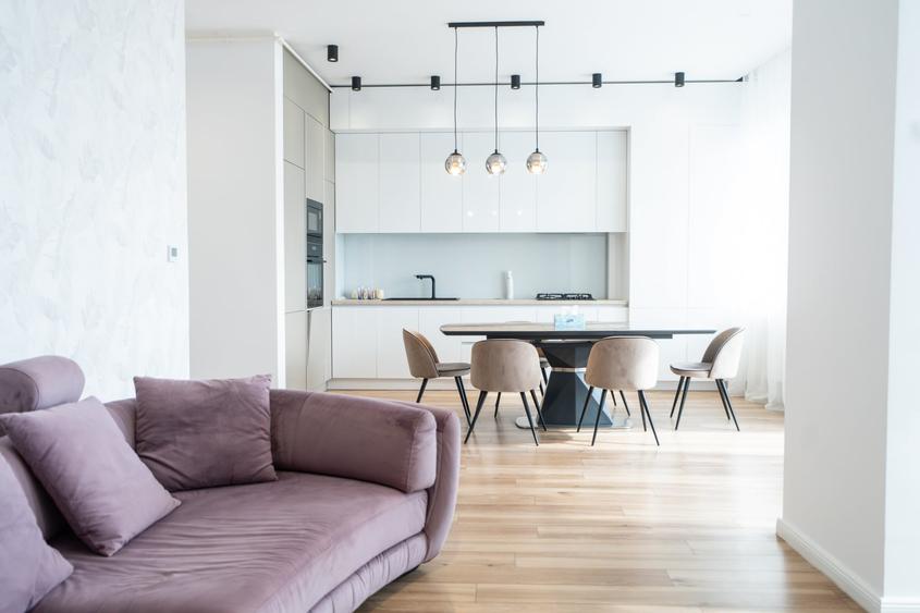Apartament cu 3 camere semidecomandat, mobilat în P-ța Mihai Viteazul