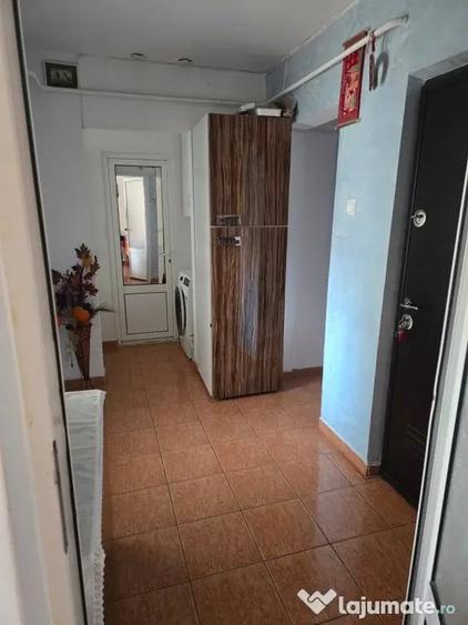 Apartament cu 3 camere semidecomandat în Târgu Cucu