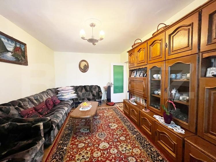 Apartament cu 5 camere decomandat, mobilat în Canta
