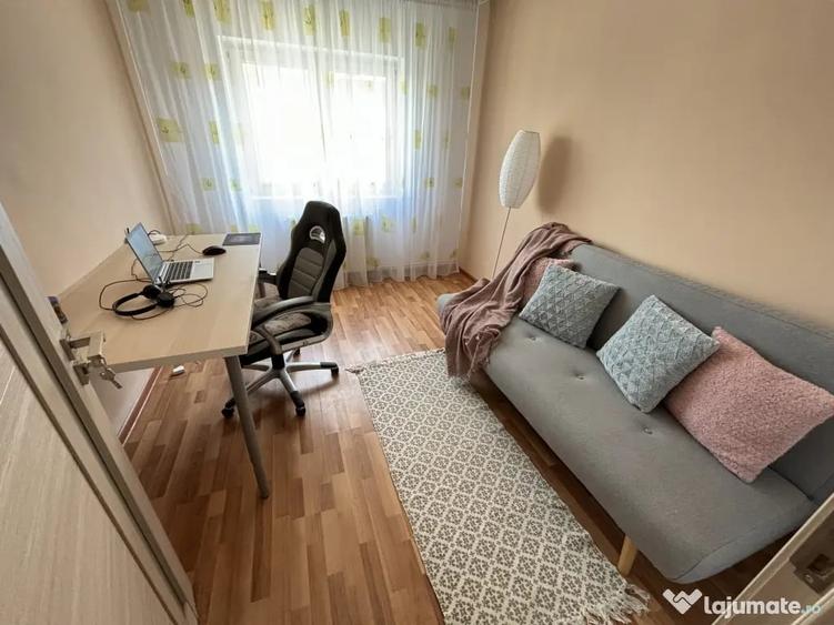 Apartament cu 3 camere decomandat în Astra