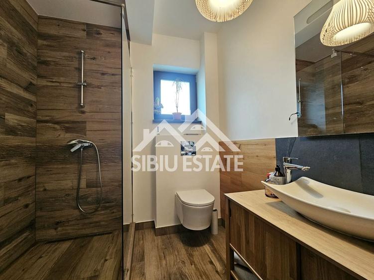 Casă individuală cu 9 camere cu Canalizare în Șelimbăr