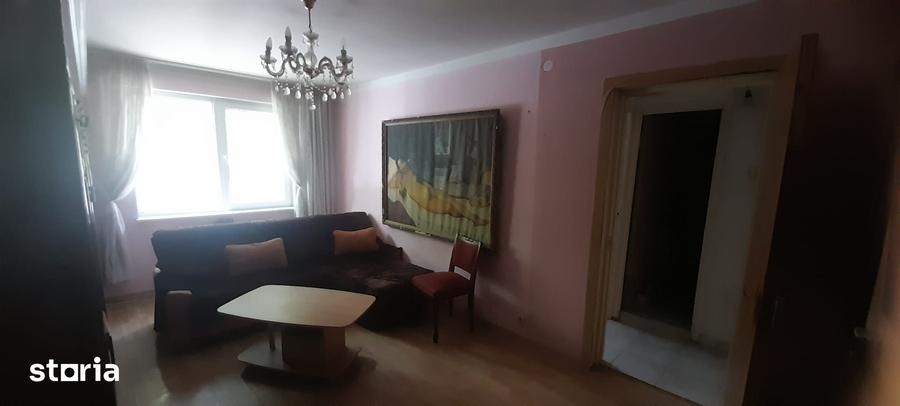 Apartament cu 4 camere semidecomandat în Rahova